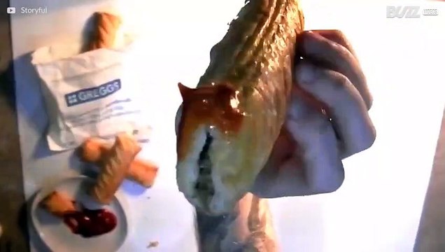 Man målar porträtt av Jesus... med korv och ketchup!