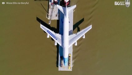 Riproduzione di un Air Force One viene trasportato sul fiume Potomac