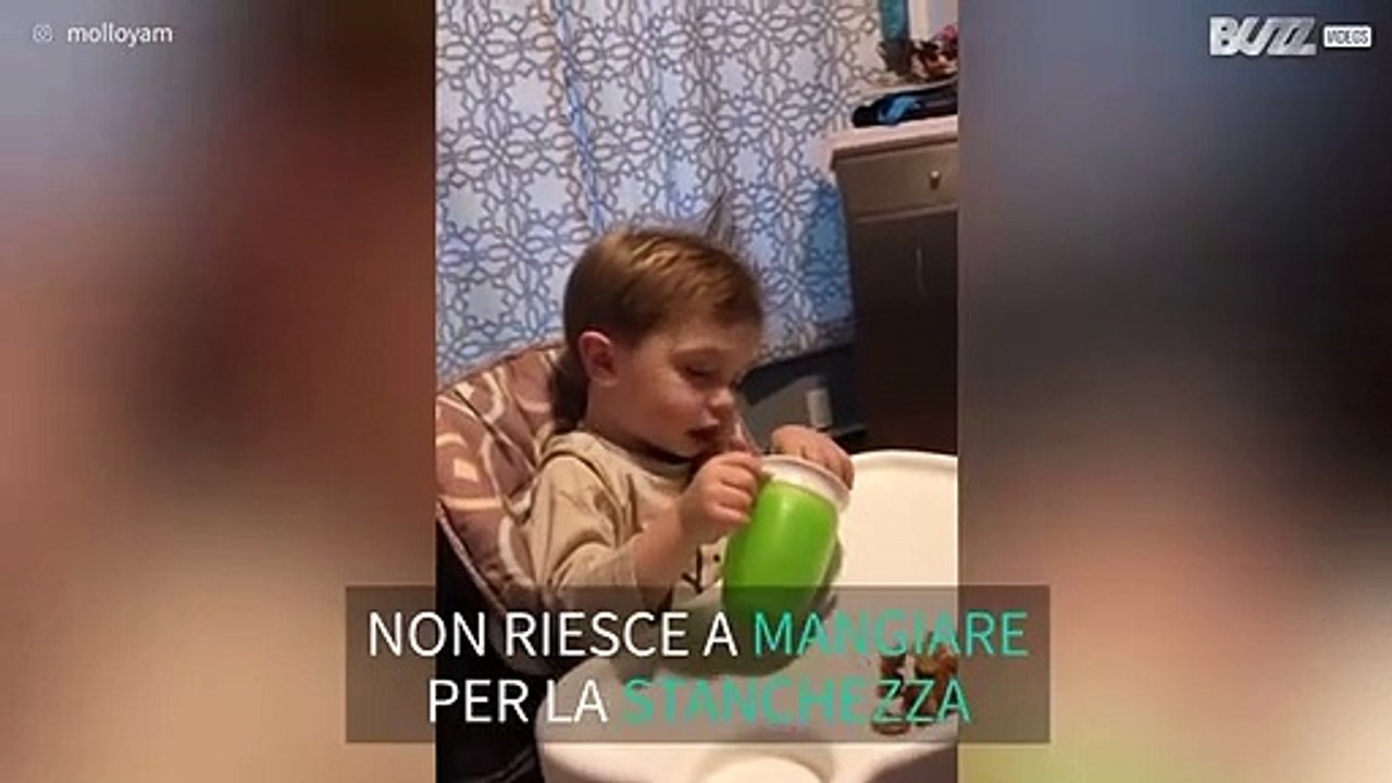 È troppo stanco, e si addormenta mentre beve...