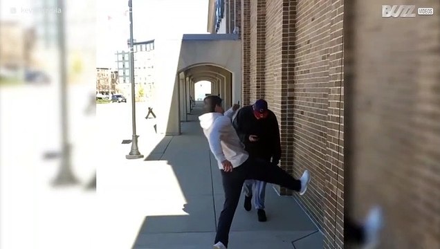 Giovane riesce a saltare su un amico altro 1.93 metri!