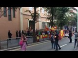 Espanyolistes posen 'Els Segadors' a Gràcia mentre protesten contra els CDR