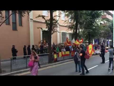 Espanyolistes posen 'Els Segadors' a Gràcia mentre protesten contra els CDR