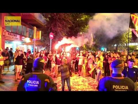 Encesa de bengales davant la Guàrdia Civil a Gràcia