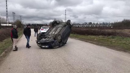 Çakala çarpmamak için manevra yapan sürücü otomobilinin devrilmesi sonucu yaralandı