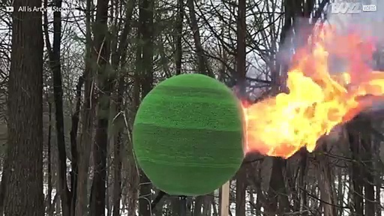 42000本のマッチのボールに火が付く様子