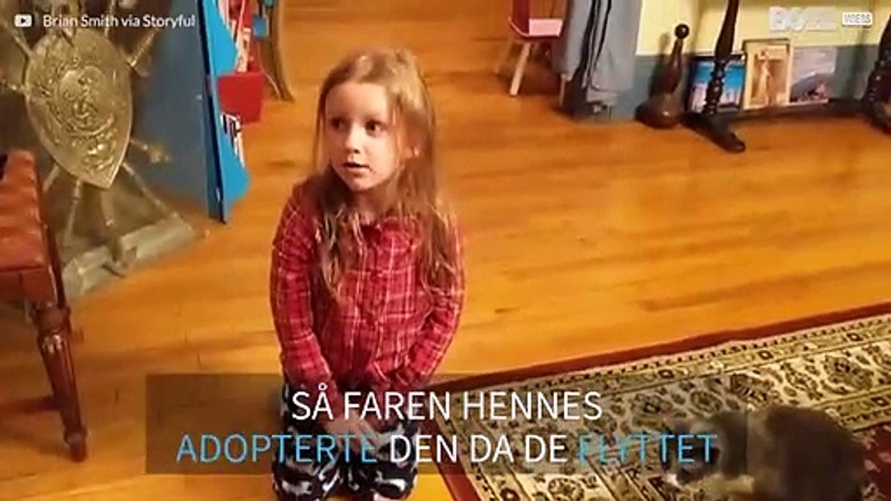 Jente blir emosjonell når foreldrene adopterer naboens katt