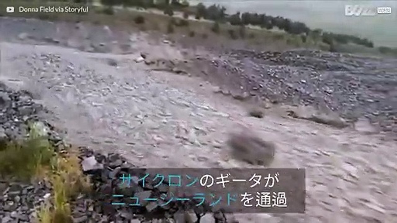 岩の川を作り出したニュージーランドの豪雨