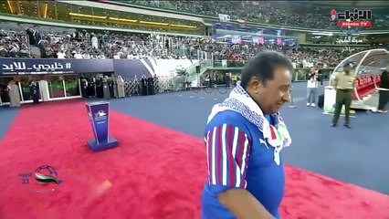 قائد المنتخب الوطني السابق سعد الحوطي يتسلم كأس بطولة خليجي 23