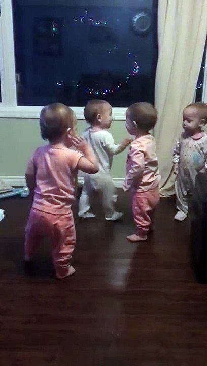 Babies hugging babies - 980694