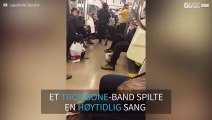Musikere spiller trombone på undergrunnsbanen i Tokyo