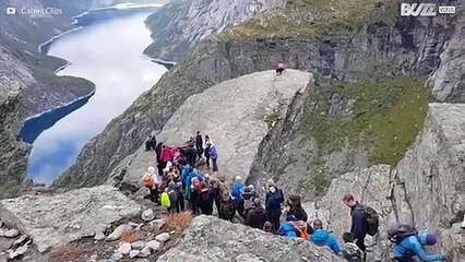 Hundratals människor väntar på sin tur att ta en selfie