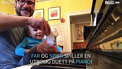 Baby spiller piano med føttene sine!