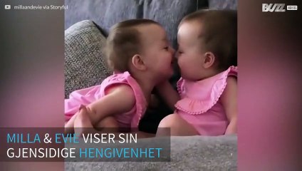 Det søte øyeblikket til de babytvillingene fanget på film