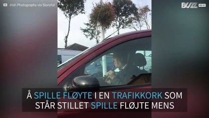 Mann spiller på fløyte for å takle trafikkstress