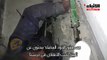 لحظة إنقاذ طفلة سورية من تحت انقاض مبني دمرته غارة على حرستا