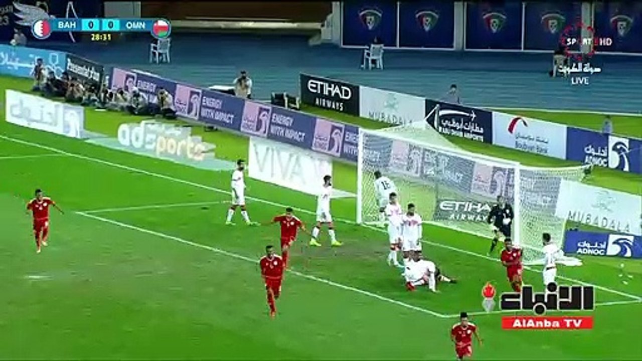 الهدف الاول لمنتخب عمان يسجله البحريني مهدي عبدالجبار بالخطأ بمرمى منتخب بلاده