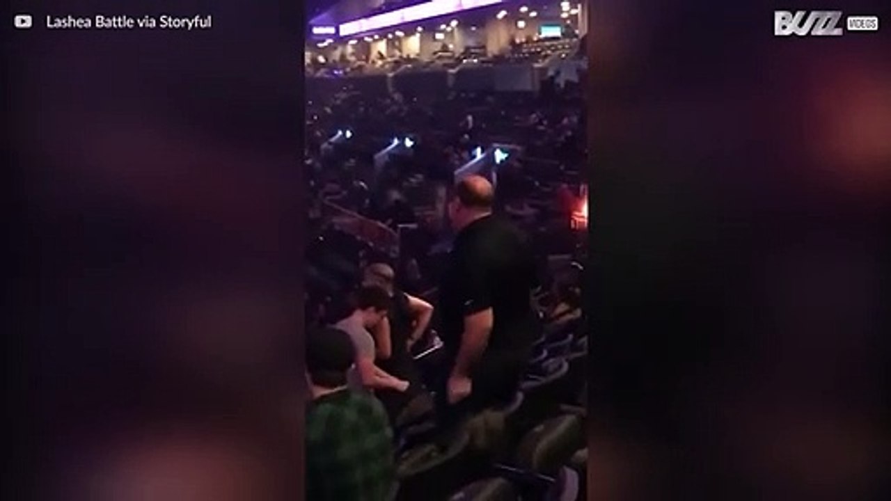 Morsom mann viser frem dansetrinnene sine før konsert
