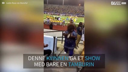 Denne kvinnen blir stjerneattraksjon på fotballkamp