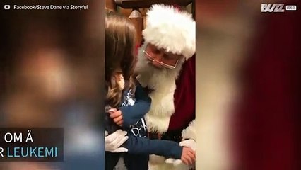 Liten jente ber julenissen om å helbrede kusinen sin