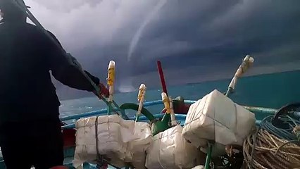 فيديوا جزء 2 اعصار بحر الاسكندرية (تصوير الريس احمد عسل )مركب السيد طه