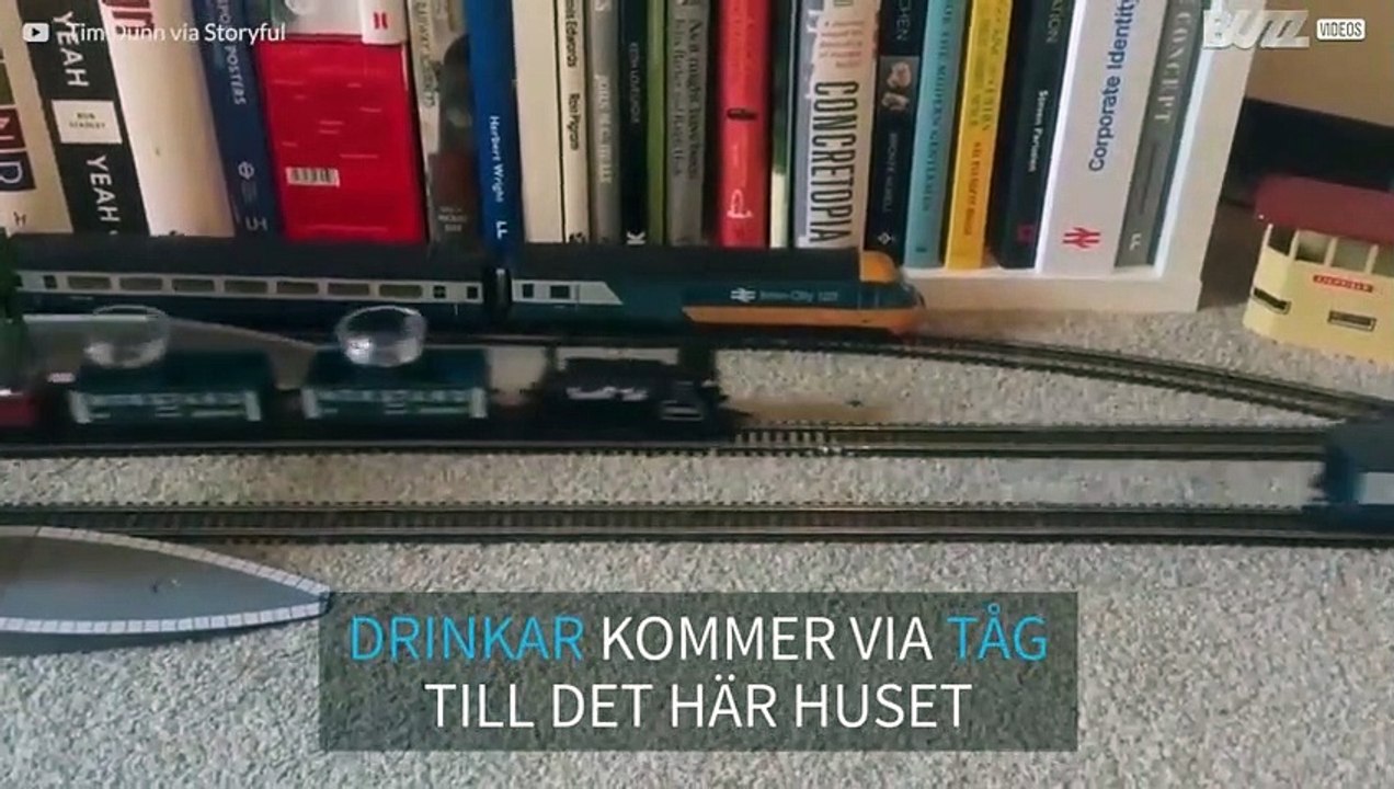 Leksakståg transporterar drinkar från köket till soffan