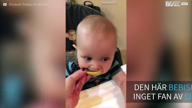 Bebis får smaka citron för första gången