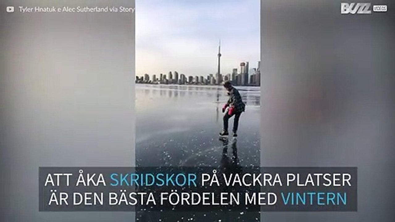 Man åker skridskor på en frusen sjö i Toronto och visar imponerande tricks