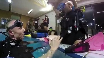 بالفيديو قصة أول غواص بدون ذراعين ولا رجلين!