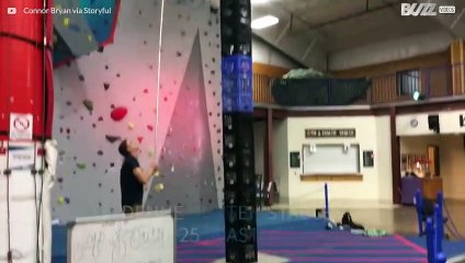 Gutt demonstrerer balansekunstene sine ved å stå på et stort tårn av plastkasser