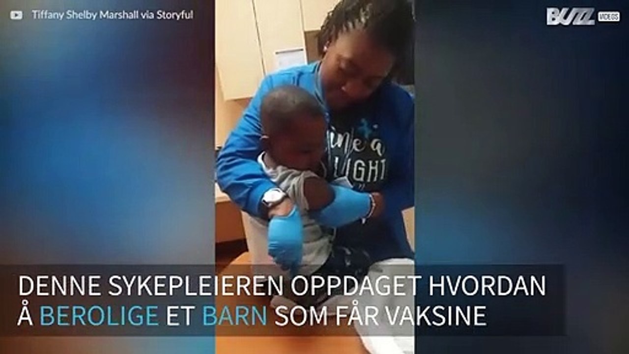 Sykepleier beroliger et barn som får vaksine ... ved å gi ham $5!