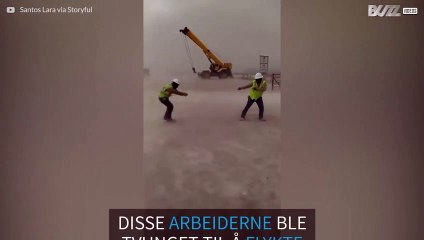 Bygningsarbeidere i Texas blir fanget i en intens sandstorm