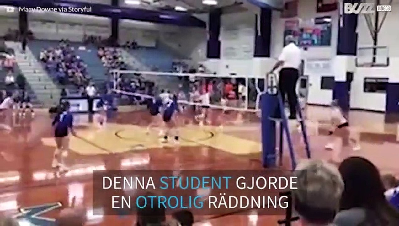 Tjej gör en otrolig räddning i en volleybollmatch