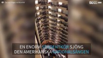 Studentkör sjunger den amerikanska nationalsången på ett hotell i Louisville