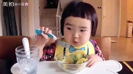 طفلة تاكل بشراهه