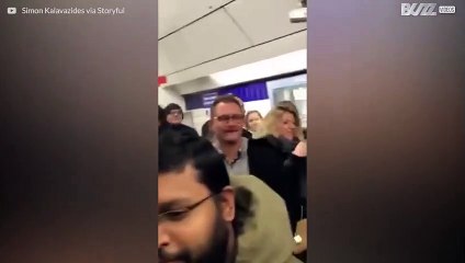 Folkemengde synger unisont på t-banestasjon i London