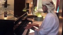 مشجع اماراتي يخطف الأنظار بعزفه على بيانو في خليجي 23