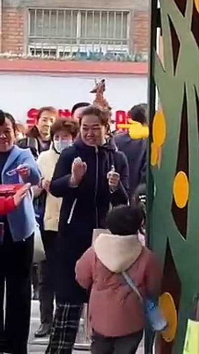 Những chú khủng long đồ chơi được ông mang tới trường khi đón cháu tan học