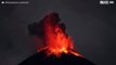 Spektakulära bilder av då vulkanen Reventador får ett utbrott på natten