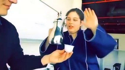 إمريكي يعلم زوجته صب القهوة