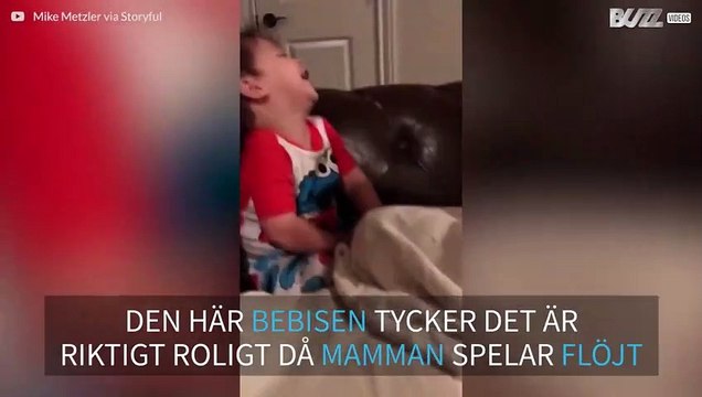 Bebis kan inte sluta skratta då mamman spelar flöjt