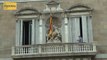 Moment que s'ha col·locat una nova pancarta al balcó del Palau de la Generalitat.