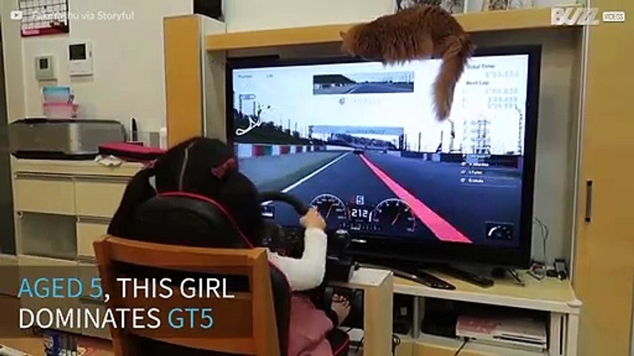 Denna femåriga tjej är garanterat bättre än du på Gran Turismo 5