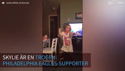Liten Philadelphia Eagles-Supporter firar lagets seger med dans