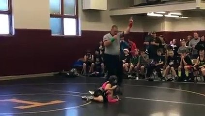 رد فعل عفوي من طفل تعرضت شقيقته للضرب فى مباراة مصارعة