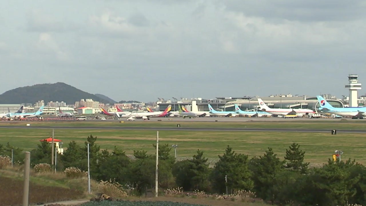 여객기 두 대 이륙 전 스치며 충돌...손상 모르고 운항 / YTN