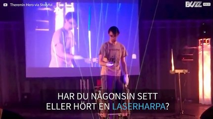 Man spelar tetrislåten på en laserharpa