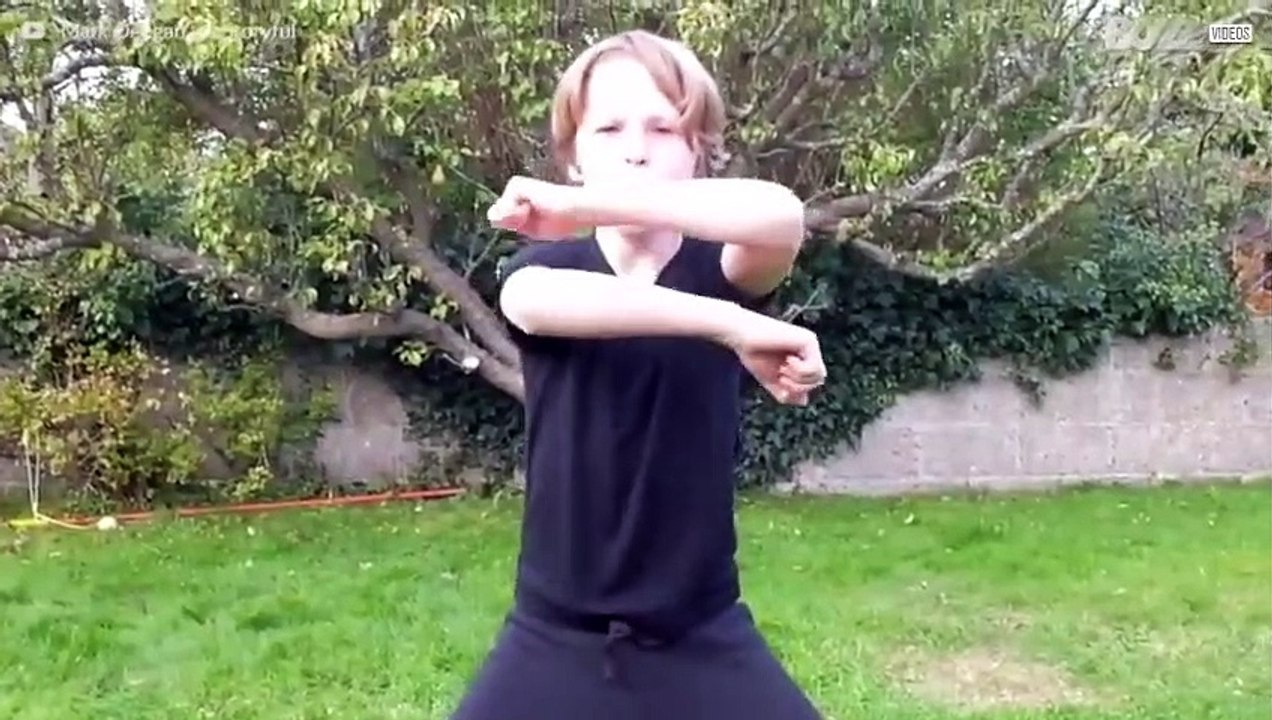 Junge bringt furchterregenden Haka-Tanz