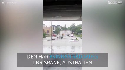 Kvinna räddas ur översvämmad bil