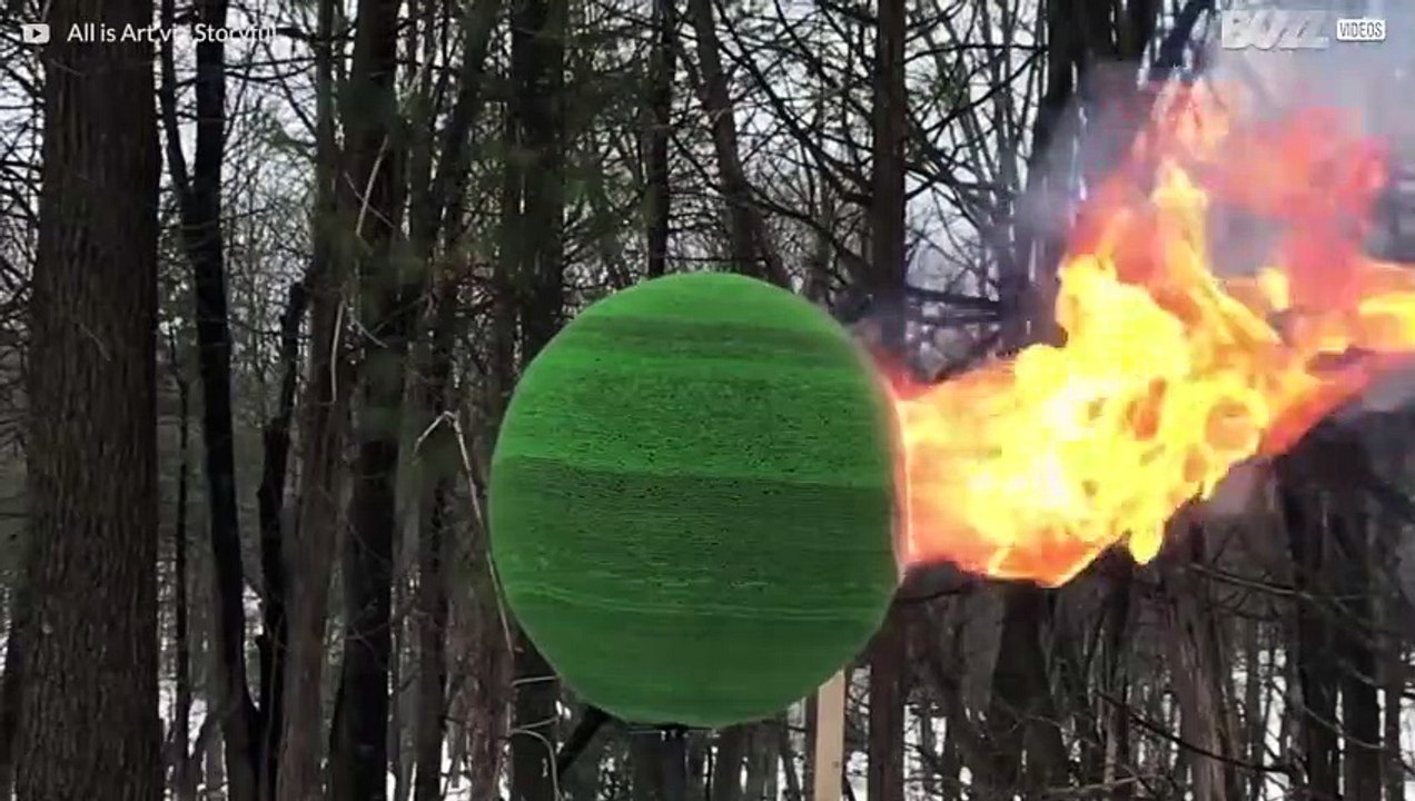 Se den här bollen av 42 000 tändstickor stå i lågor!