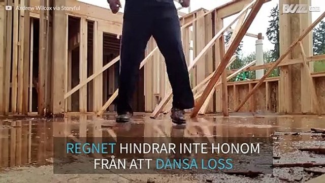 Regnet kommer inte i vägen för den här byggarbetarens festliga dans!